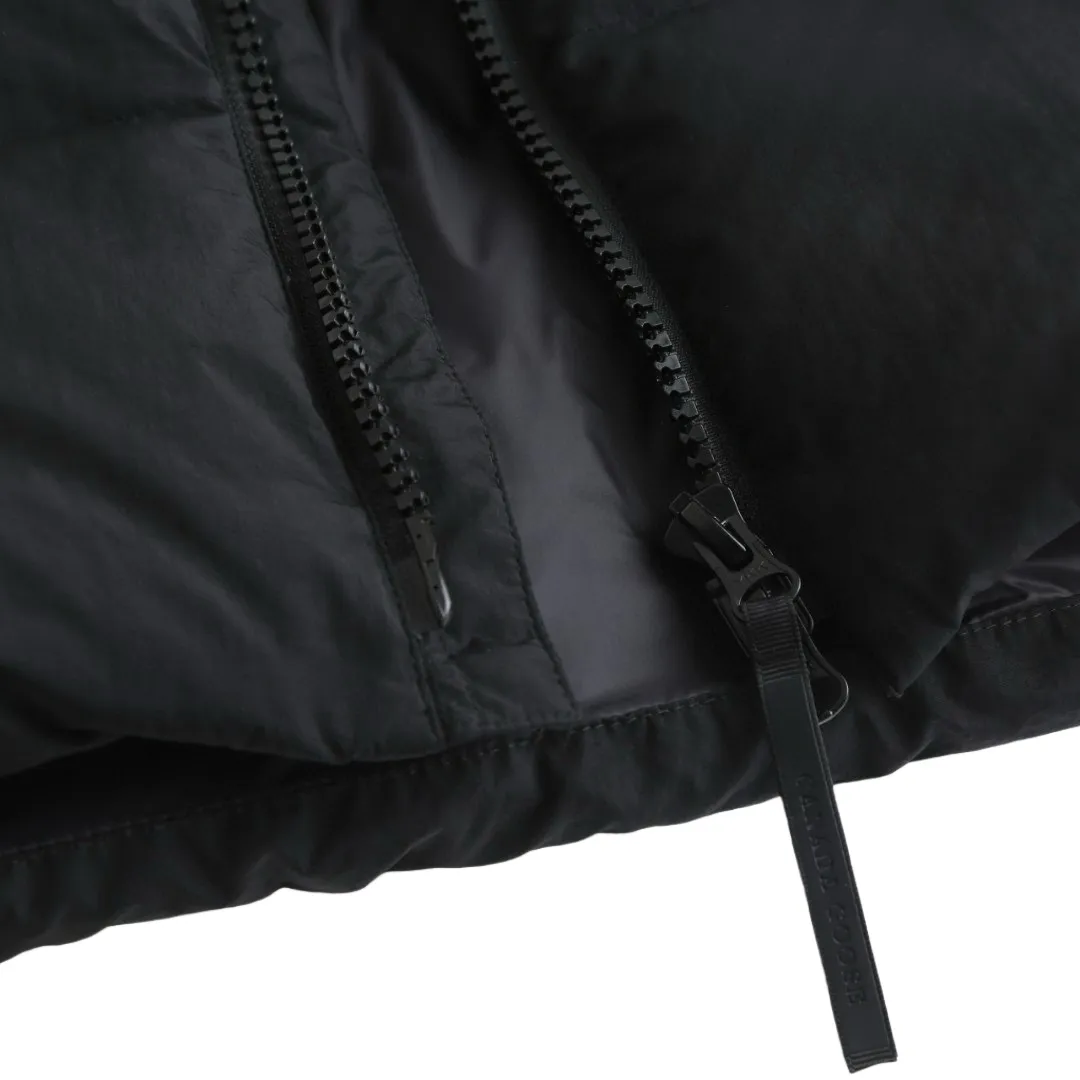 P1010 [Exclusive supply] Canada Goose Black Label Badge Hooded Down Jacket (Black) The high-quality filling is made of 90 national standard high-quality white duck down, selected high-loft velvet, weighing 240g, light and warm, with excellent temperature locking performance and good resilience. The fabric is woven with 400T high-count yarn. After special water-repellent treatment, the surface forms a lotus leaf effect - raindrops will slide down like beads, and snow particles will fall off when touched. The tear resistance reaches 200N (approximately 20kg load-bearing), the light gray matte texture breaks the stereotype of "outdoor clothing = hardcore", and the soft luster presents a high-end matte effect under urban neon lights, seamlessly switching scenes from ski resorts to CBD office buildings. The ribbon is woven with polyester as the base, and the brand letters are decorated on the ribbon through high-precision computer embroidery. The edges of the pattern are clear, the stitches are fine and even, and multiple layers of embroidery thread are stacked to enhance the three-dimensional effect. Precision thread reinforcement prevents linting and ensures the fluffy and resilient elasticity lasts as new. The embedded cuffs are three-dimensionally woven to form a "wavy" elastic structure, which forms natural folds when fitting the wrist, increasing the contact area with the skin, thus improving the windproof effect. At the same time, micro-velvet treatment is added to the inside of the cuffs, which feels like a second layer of skin and avoids friction on the skin from metal zippers or hard fabrics. Size:S-M-L-XL